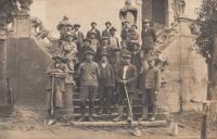 Otec A. Galleho při opravě kostela v Neratově, vpravo s lopatou