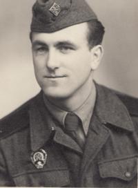 Bratr Franz Galle, s odznakem vzorného vojáka, 1952