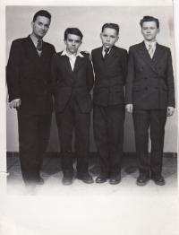 Eduard Hájek, 2. zleva, v prvním ročníku učiliště