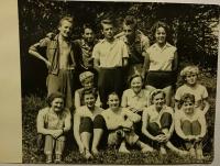 Jarka se studenty literatury na VŠ v Praze - 1958