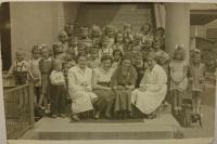 Jarka s dětmi z MŠ ve Vidči - 1959