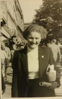 Absolventka historie na VŠ v Praze - 1960