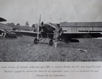Josef Hamšík se svým letadlem / výstřižek z francouzského časopisu