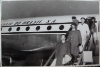Bobby před letadlem brazilské letecké společnosti, jejíž evropské pobočce dělal ředitele, přelom 50. a 60. let