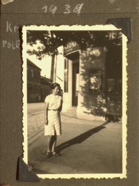 Edith na jedné z posledních fotografií před odjezdem do Palestiny, léto 1939