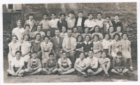 V primě židovského gymnázia (Edith v 3. radě 2. zprava), s profesory Blauem a Hrdličkou, školní rok 1936/37