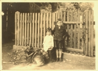 Edith se starším bratrem Kurtem, konec 20. let