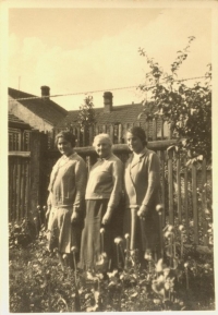 Maminka pamětnice Josefina Stiassná se svou matkou a sestrou