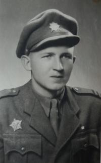 S partyzánským odznakem