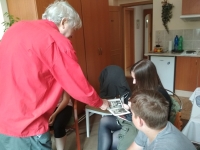 Ján Rišián s žáky v projektu Příběhy našich sousedů