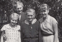 Tři generace: babička, matka a Marie Roszyncová se sestrou