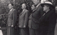 Otec Marie Roszyncové, poslanec Karel Procházka s kolegy Desenským, Svobodovou a dalšími