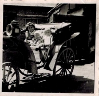  Josef Horký v dětství se svými dvěma sourozenci Annou a Jiřím, druhý bratr Eduard ještě není na světě