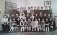 elementary school in Praha, 1950, Věra Kopalová sixth from right in the middle row