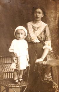 Babička se svým synem Karlem – rok 1914