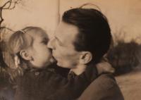 Otec Karel blahopřeje své dceři - rok 1947