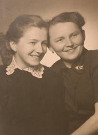 Markéta s maminkou – květen 1956