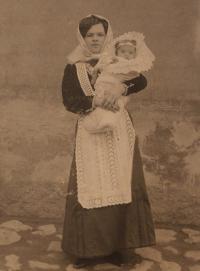 Babička Anastázie Pavlisová s dcerou Annou – rok 1913