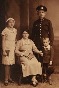  Dědeček Josef Pavlis s rodinou – rok 1933