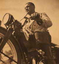 otec na motorce