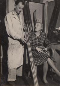 Manželé Zdráhalovi v obchodě v Puškinově ulici, 1938