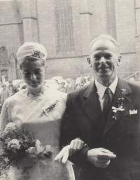 Nevěsta Anna Maňasová s otcem, 1967
