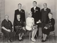 Svatba Anny Maňasové, vpravo rodiče ženicha, vlevo rodiče nevěsty, 1967