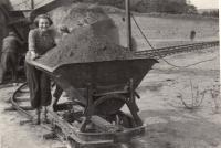 1954, Kladno, maminka v práci