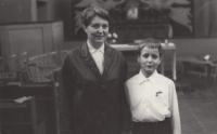 1968, s maminkou u sv_přijímání