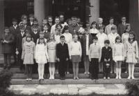 1972, biřmování, Kardinál Tomášek, Zdeněk 3. řada 4. zleva odzdola