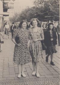 maminka s babičkou 1949