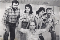 Divadlo J. K. Tyla - Kytice, nad pamětníkem je jeho budoucí žena Jitka, 1991