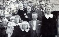 Adolf Vondrášek s rodinou v roce 1943