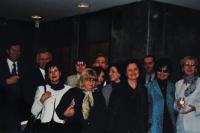 Spolupracovnice spolku - v bílém paní Ocampo, v modrém paní Daros, vlevo od ní v černém pamětnice, vlevo od ní natočena profilem paní Hašková, Miláno, 90. léta