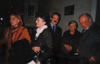 Aktivní vlastenci, s bílým nákrčníkem paní Ocampo, vpravo od ní manželé Rati, Miláno, 90. léta