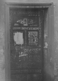 Fotografie dveří v Kozí ulici v Olomouci