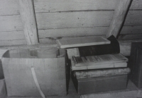 Fotografie pořízená Státní bezpečností při domovní prohlídce u Michala Mrtvého