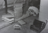 Fotografie pořízená Státní bezpečností při domovní prohlídce u Michala Mrtvého