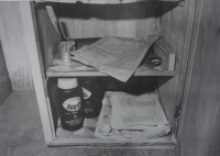 Fotografie pořízená Státní bezpečností při domovní prohlídce u Michala Mrtvého