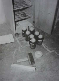 Fotografie pořízená Státní bezpečností při domovní prohlídce u Michala Mrtvého