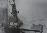 Fotografie pořízená Státní bezpečností při domovní prohlídce u Michala Mrtvého