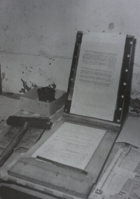 Fotografie pořízená Státní bezpečností při domovní prohlídce u Michala Mrtvého