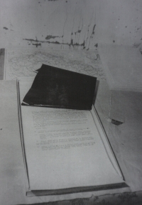 Fotografie pořízená Státní bezpečností při domovní prohlídce u Michala Mrtvého