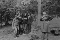 Michal Mrtvý s mladými křesťany z Olomouce na poutním místě u obce Turzovka