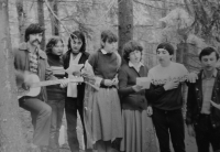 Michal Mrtvý s mladými křesťany z Olomouce na poutním místě u obce Turzovka