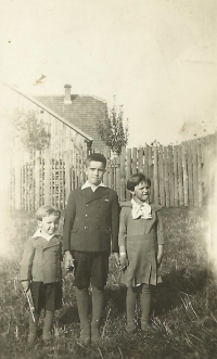 Se starším bratrem a sestrou