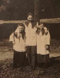 Pamětník František Možný na fotografii uprostřed v ministrantském oděvu.