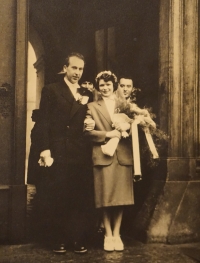 Pamětník František Možný s manželkou na svatební fotografii.