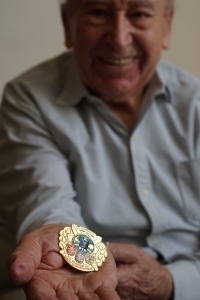 Pamětník František Možný se Zlatým odznakem Pomocných technických praporů.