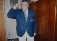 Pamětník František Možný v obleku s pamětními medailemi a oceněními za službu v PTP.